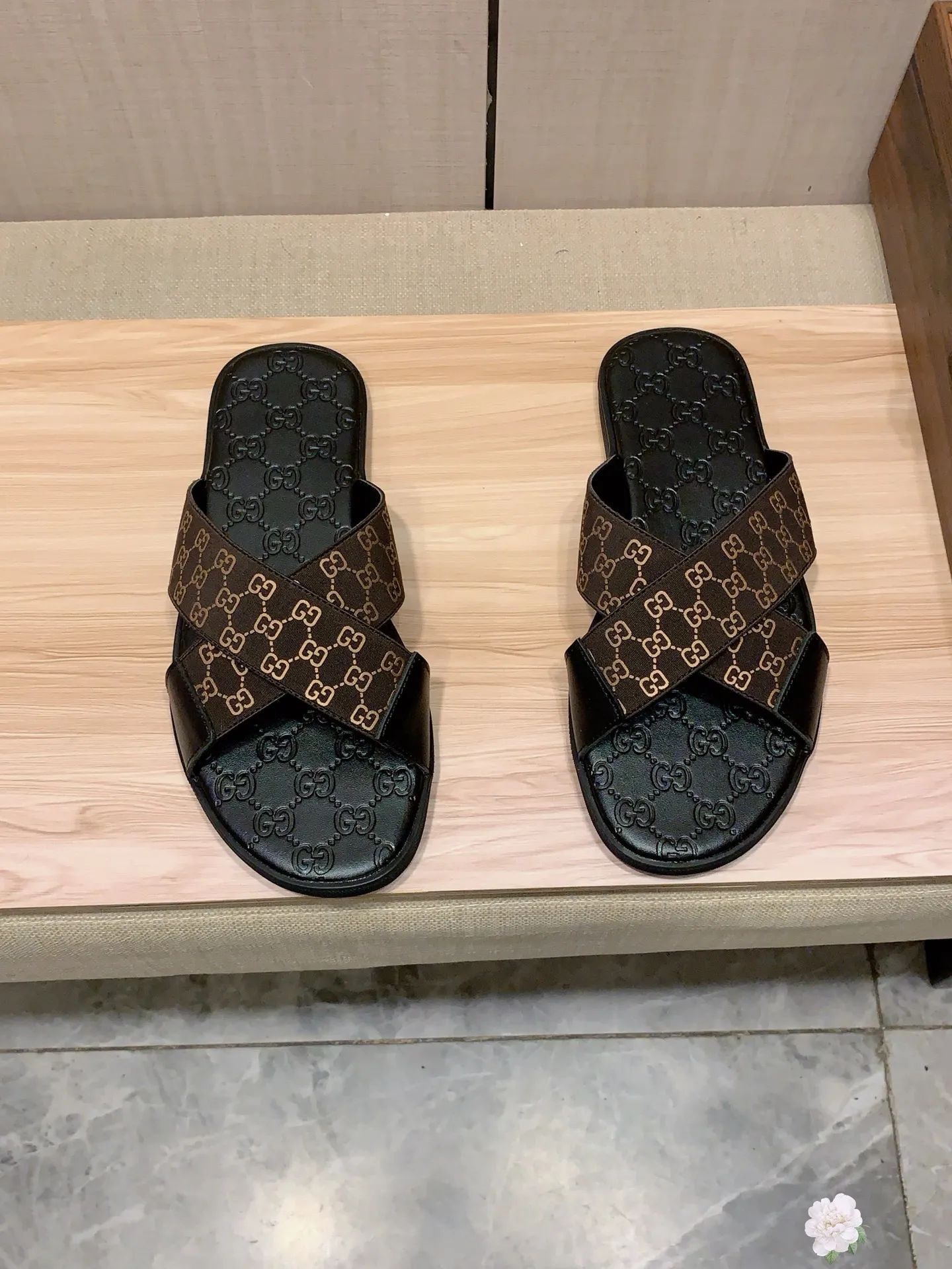 Slippers: New model: Factory price: 260💰💰🎩🎩🔥🔥《 Gucci* 》Series of slippers top purchasing agent🔍🔍Sold at the same time for men, original Italian imported webbing made of selected cowhide, exquisite workmanship,), sole: (super comfortable) original factory special sole, ⚠️exclusive double-layer movable molded sole super comfortable⚠️, real shot🎬the real thing is more beautiful🔍🔍266 regular code 38-44, can be ordered 45.